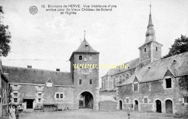 ancienne carte postale de Herve Vue intérieure d'une arrière cour du vieux château de Boland et l'église