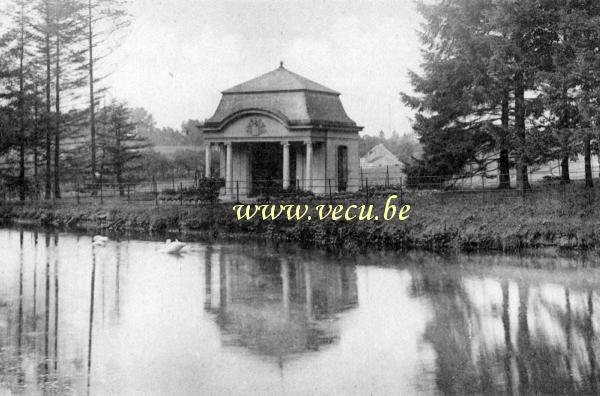 ancienne carte postale de Petit-Rechain Château de Petit-Rechain - Pavillon près des étangs avec armoiries de la famille Dossin