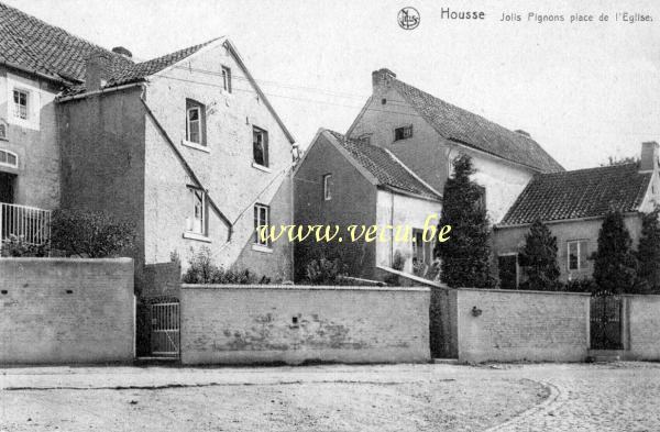 ancienne carte postale de Housse Jolis pignons place de l'église