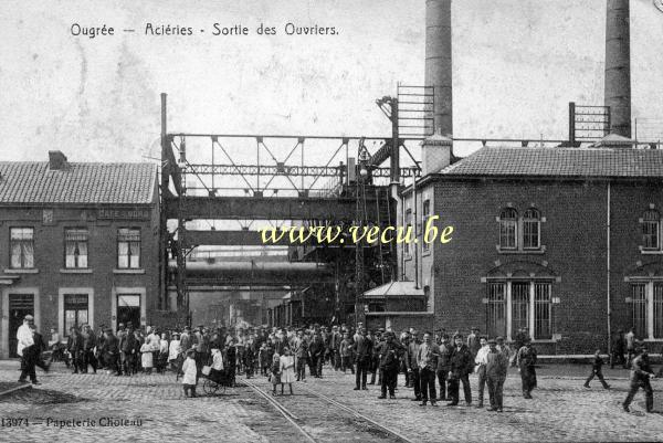 ancienne carte postale de Ougrée Aciéries - Sortie des Ouvriers