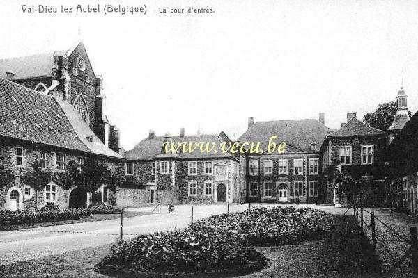 ancienne carte postale de Aubel Val-Dieu-lez-Aubel - La cour d'entrée