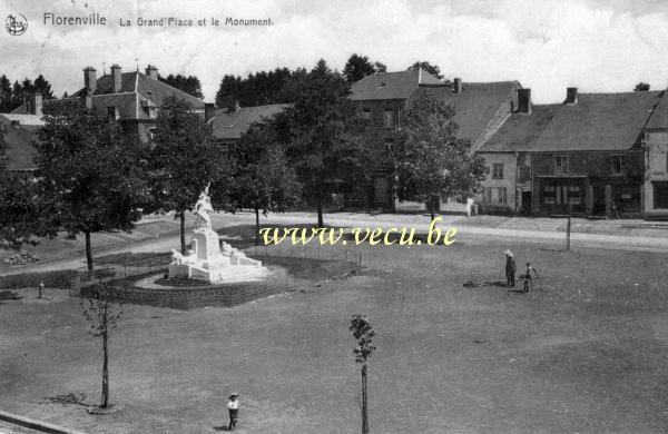 ancienne carte postale de Florenville La Grand Place et le monument