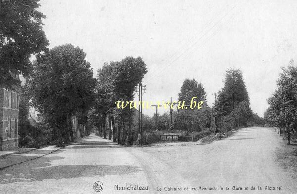 ancienne carte postale de Neufchâteau Le calvaire et les avenues de la gare et de la victoire