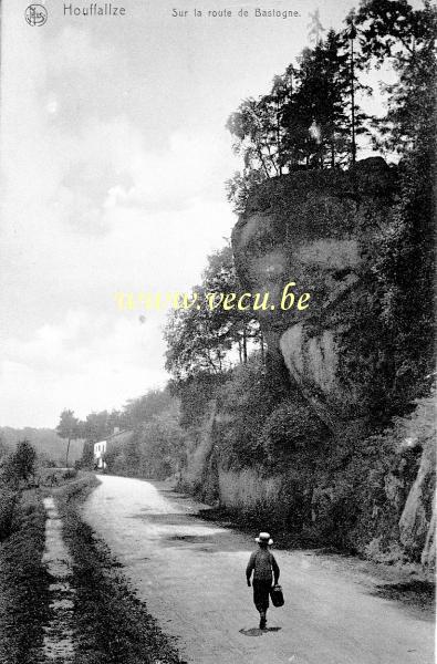 ancienne carte postale de Houffalize Sur la route de Bastogne