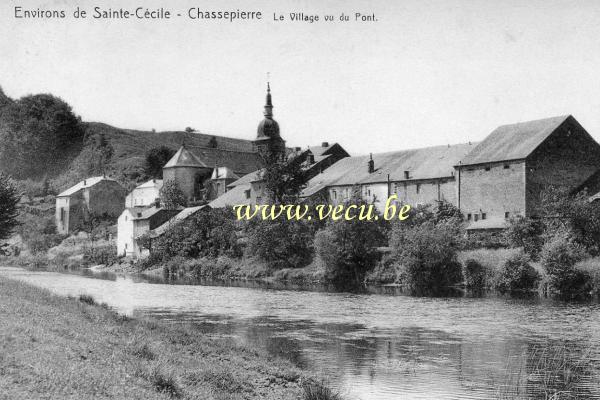 ancienne carte postale de Chassepierre Le Village vue du Pont