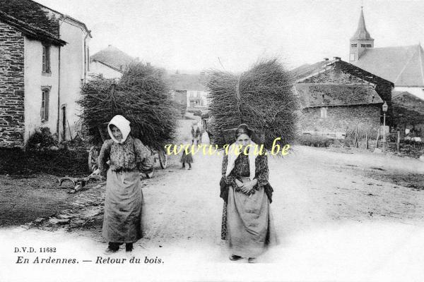 ancienne carte postale de Corbion Retour du Bois