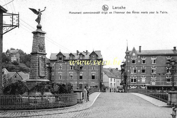 ancienne carte postale de Laroche Monument commémoratif érigé en l'honneur des Héros morts pour la Patrie (rue de Beausaint)