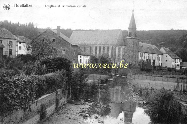 ancienne carte postale de Houffalize L'Eglise et la maison curiale