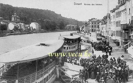 ancienne carte postale de Dinant Arrivée des bateaux