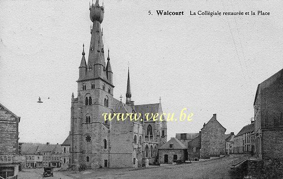 ancienne carte postale de Walcourt La Collegiale restaurée et la Place