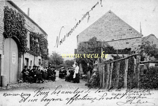 ancienne carte postale de Han-sur-Lesse Une rue à la sortie de la grotte