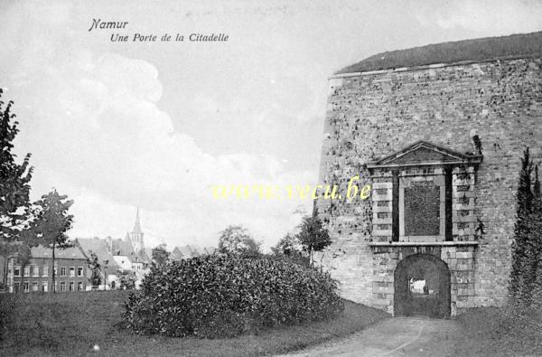 ancienne carte postale de Namur Une porte de la Citadelle