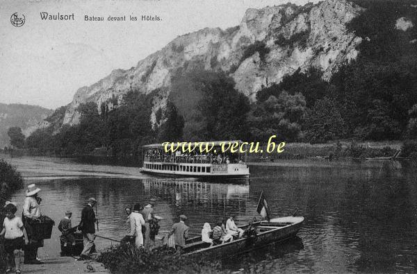 ancienne carte postale de Waulsort Bateau devant les hôtels