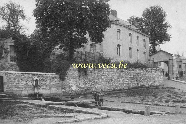 ancienne carte postale de Andenne La Fontaine Ste Begge ainsi qu'une porte du Chapitre fondé par Ste Begge (XIIème siècle)