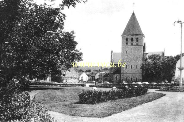 ancienne carte postale de Han-sur-Lesse L'Eglise et le Parc Communal