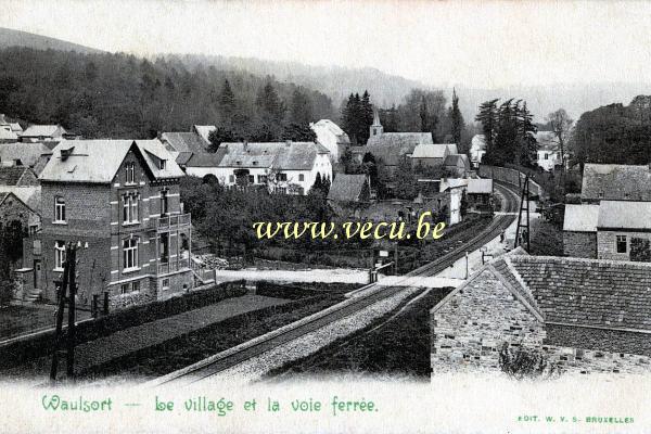 ancienne carte postale de Waulsort Le village et la voie ferrée