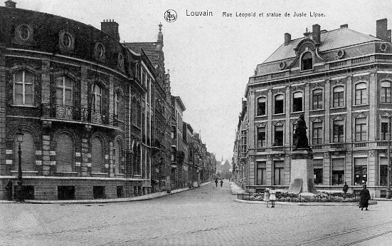 ancienne carte postale de Louvain Rue Léopold et statue de Juste Lipse
