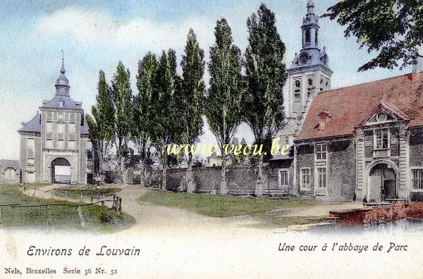ancienne carte postale de Louvain Une cour à l'abbaye de Parc