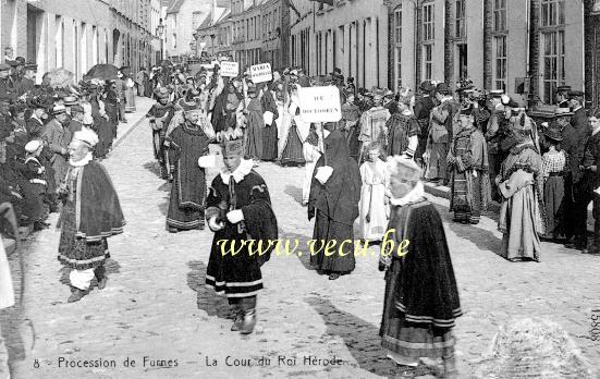 ancienne carte postale de Furnes Procession de Furnes - La cour du roi Hérode