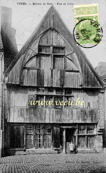 ancienne carte postale de Ypres Maison de bois - rue de Lille