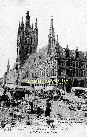 ancienne carte postale de Ypres Les Halles un jour de marché - The Halles a market day