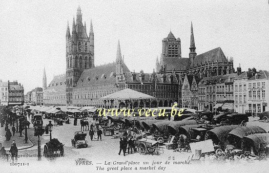 ancienne carte postale de Ypres La Grand'place un jour de marché