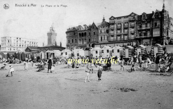 ancienne carte postale de Knokke Le Phare et la Plage