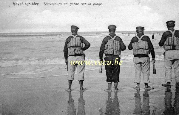 ancienne carte postale de Heyst Sauveteurs en garde sur la plage