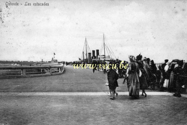 ancienne carte postale de Ostende Les estacades