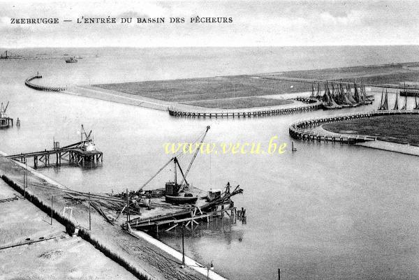 ancienne carte postale de Zeebruges L'entrée du bassin des pêcheurs