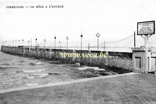 ancienne carte postale de Zeebruges Le môle à l'entrée