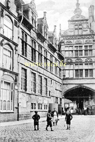 ancienne carte postale de Ypres La conciergerie