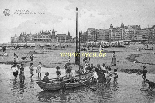 ancienne carte postale de Ostende Vue générale de la Digue (depuis l'eau où des enfants entourent une barque)