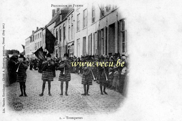 ancienne carte postale de Furnes Procession de Furnes - Trompettes