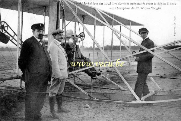 postkaart van Vliegtuigen Les derniers préparatifs avant le départ à deux sur l'aéroplanne de M. Wilbur Wright
