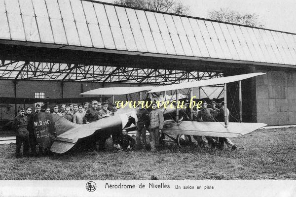 postkaart van Vliegvelden Aérodrome de Nivelles - Un avion en piste