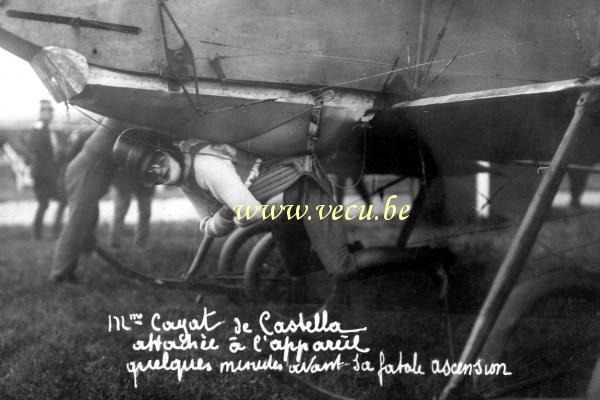 postkaart van Parachutespringen Mme Cayat de Castella attachée à l'appareil quelques minutes avant sa fatale ascension