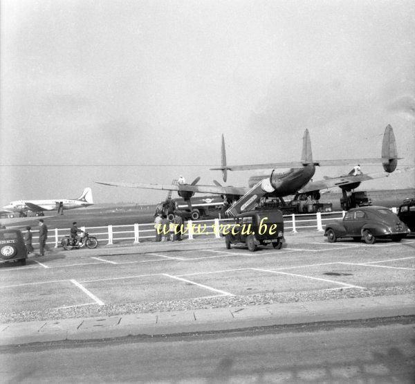 photo ancienne  d'avions   Un avion d'Air France est ravitaillé en carburant par un camion Esso