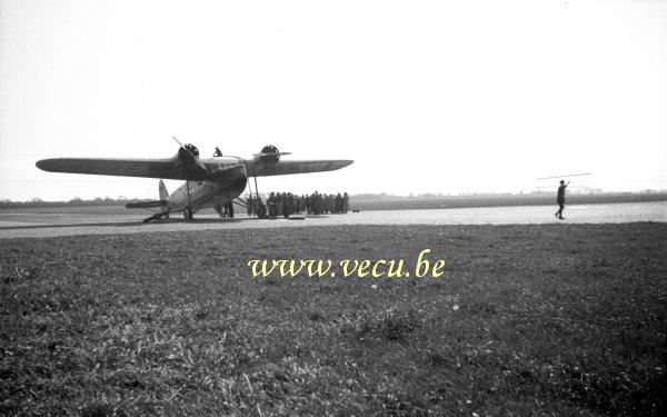 photo ancienne  d'avions   Les passagers attendent pour embarquer que le ravitaillement de l'avion se termine