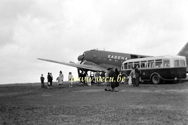 photo ancienne  d'avions   Passagers attendant l'embarquement de leurs valises dans un avion Sabena