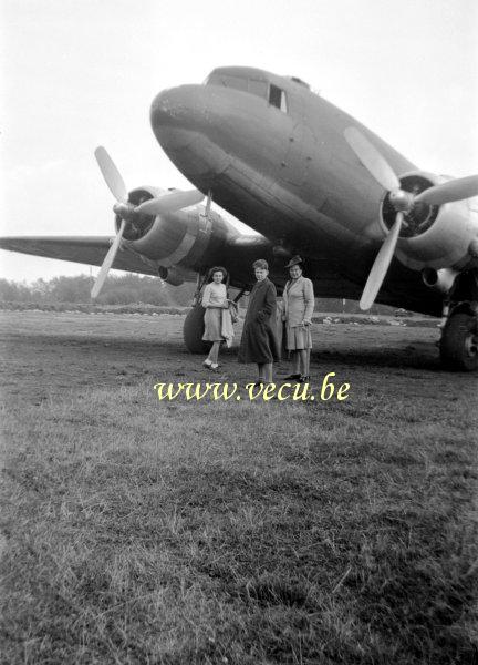 photo ancienne  d'avions   Passagers posant devant l'objectif avant d'embarquer dans un avion Sabena