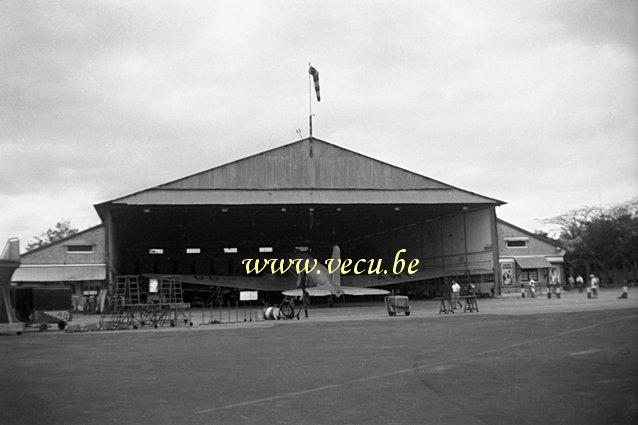 photo ancienne  d'avions   Avion à l'entretien dans un hangar à Léopoldville en septembre 1952