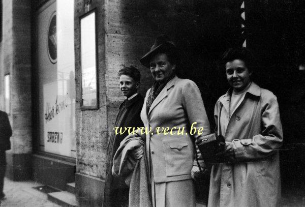 photo ancienne  d'avions   Hier komt Sabena - Passagers sortant du bureau Sabena