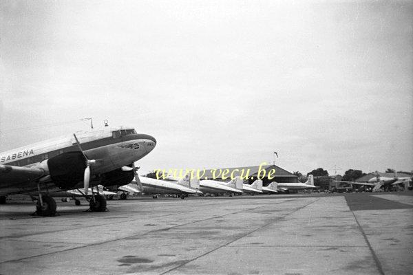 photo ancienne  d'avions   Avions sur le tarmac de l'aéroport