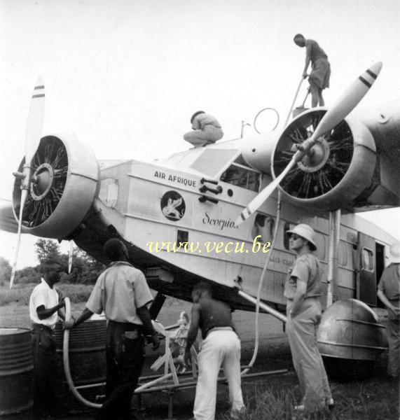 photo ancienne  d'avions   Ligne Alger-Congo. Remplissage des réservoirs.