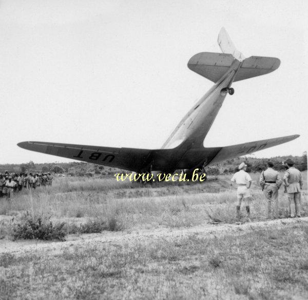 photo ancienne  d'avions   Attroupement  autour d'un avion Sabena ( DC-3/ C.47 immatriculé OO-UBT) ayant piqué du nez dans les hautes herbes