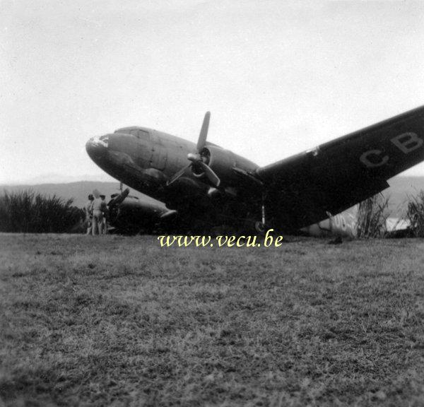 photo ancienne  d'avions   Avion coincé dans un large fossé