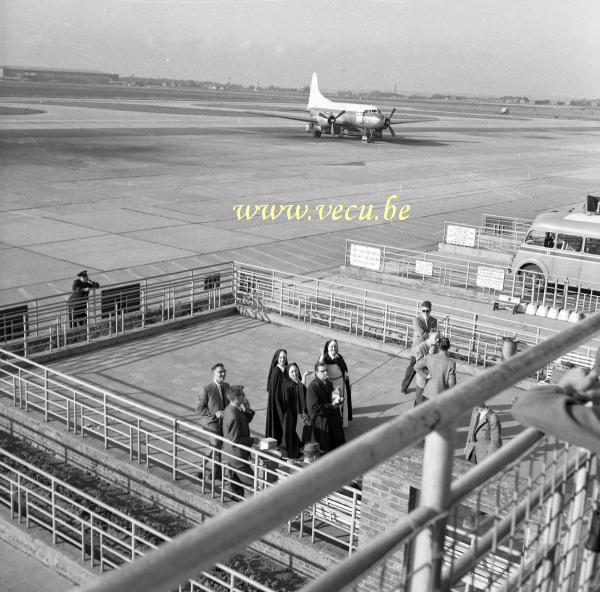 photo ancienne  d'avions   Arrivée de religieuses à l'aéroport de Bruxelles