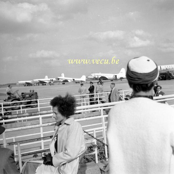 photo ancienne  d'avions   A la terrasse de l'aréoport