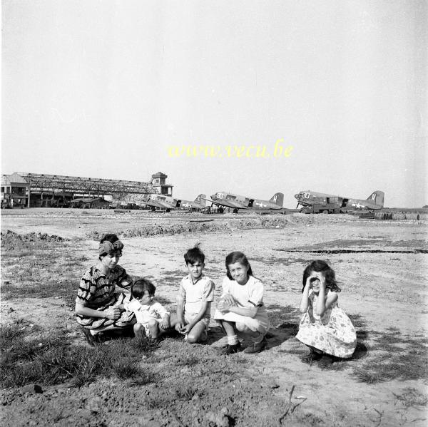 photo ancienne  d'avions   Photo de famille devant les avions U.S. Douglas C-47 skytrain